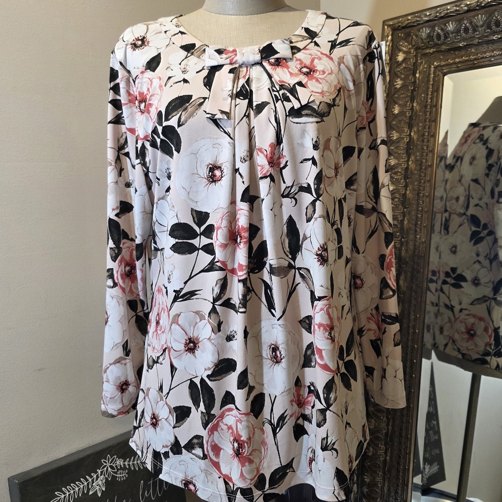 Karl Lagerfeld Floral 3/4 Sleeve Blouse. Sz Large. EUC.